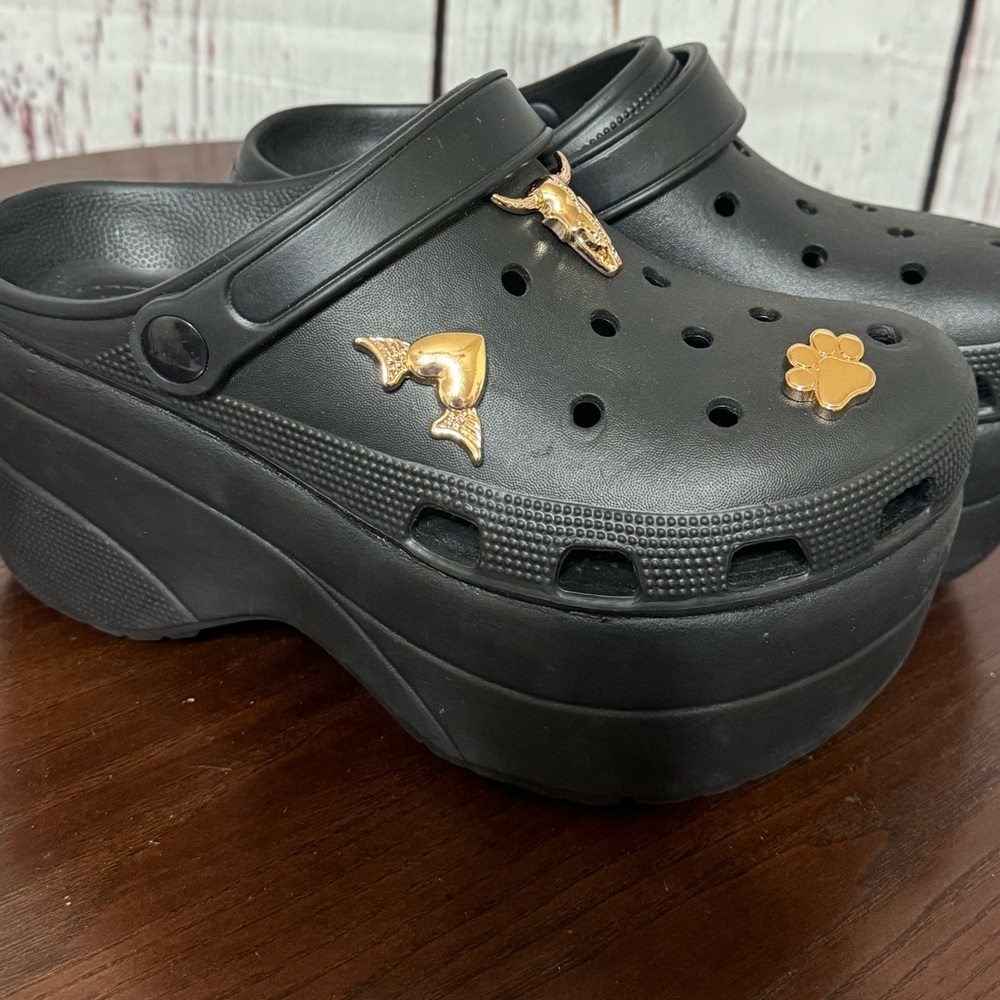 Cape Robbin 4” platform women’s black clogs with 3 crocs Jibbitz in size 7 EUC
